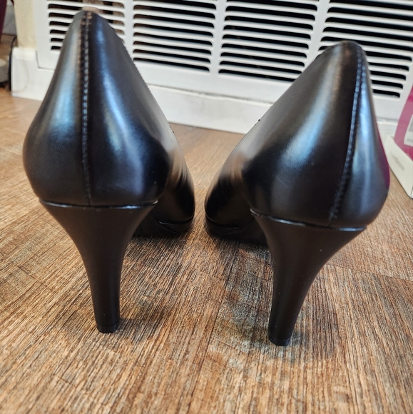 NWT Naturalizer Michelle Black Lea Pumps Size 9 - Picture 2 of 6